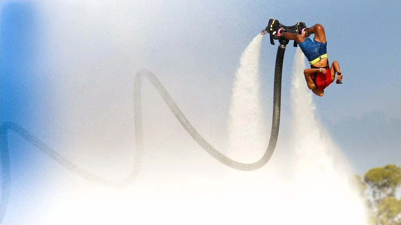 Райдер на FlyBoard над водой